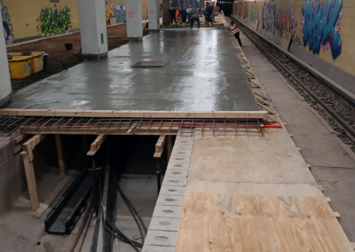 Baustelle in der U-Bahn-Station Borsigwerke mit frisch gegossenem Beton auf dem Bahnsteig und Graffiti an den Wänden