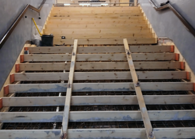 Baustelle einer U-Bahn-Treppe mit Holzverschalung und Metallbewehrung im Rohbauzustand im Bereich der U-Bahn-Station Borsigwerke